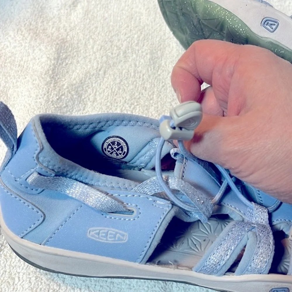 NWOT Keen girls Seacamp ll baby blue glitter sandals in size 3